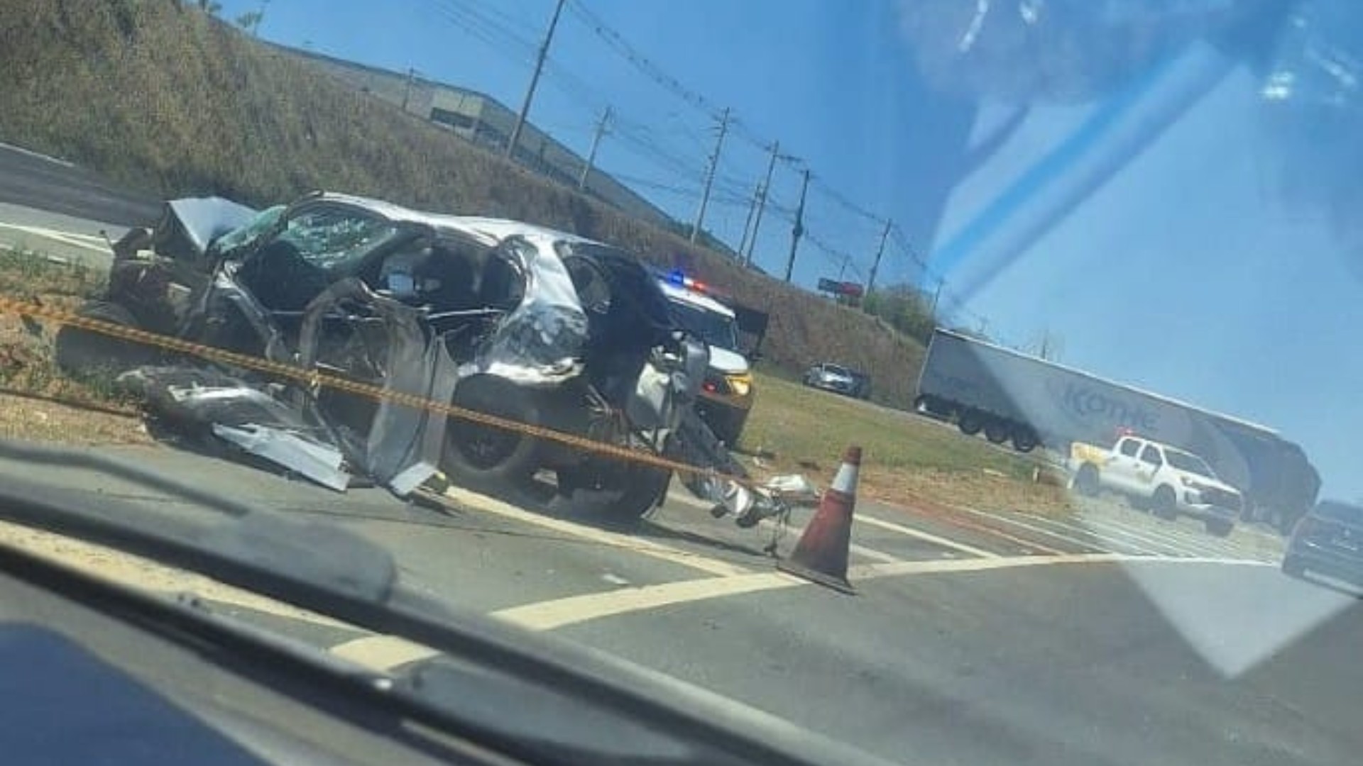 Jovem morre após bater em caminhão em rodovia de Jundiaí
