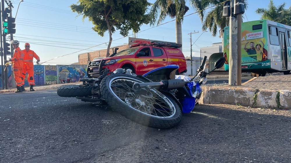 Motociclista morre após atingir ônibus no Bairro Bom Jesus, em Uberlândia