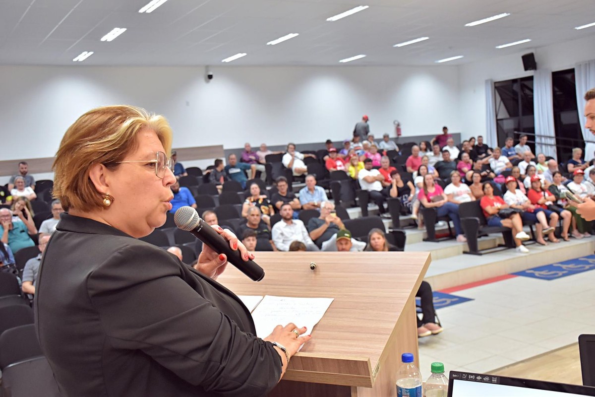 Vereadora que denunciou suposta saudação nazista em SC voltará ao cargo ...