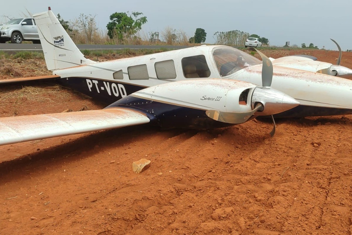 Avião com equipe do deputado Júlio Campos pousa às margens de estrada após emergência em MT