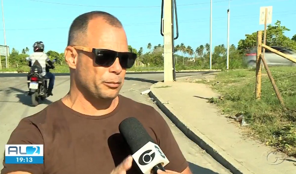 Carro de segurança foi um dos seis atingidos por motorista bêbado e sem CNH em estacionamento em AL — Foto: Reprodução/TV Gazeta