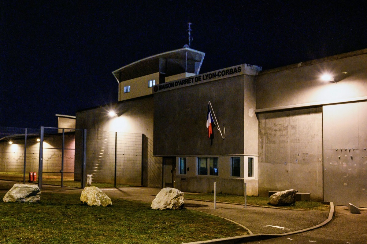 Detento escapa de prisão na França escondido em saco de roupa suja