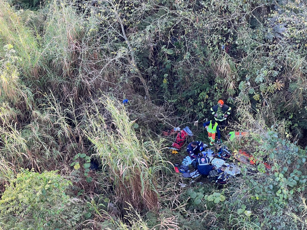 Corpo de bombeiros, Defesa Civil e Samu estavam presentes no local realizando o resgate das vítimas em Botucatu (SP) — Foto: Adriano Baracho/ TV TEM 