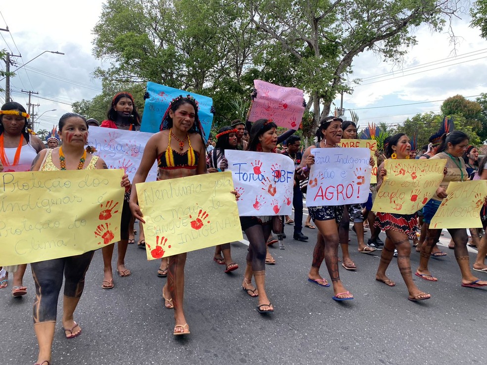 Diferentes povos entoaram cânticos em apoio aos indígenas envolvidos no conflito — Foto: Divulgação/Gota