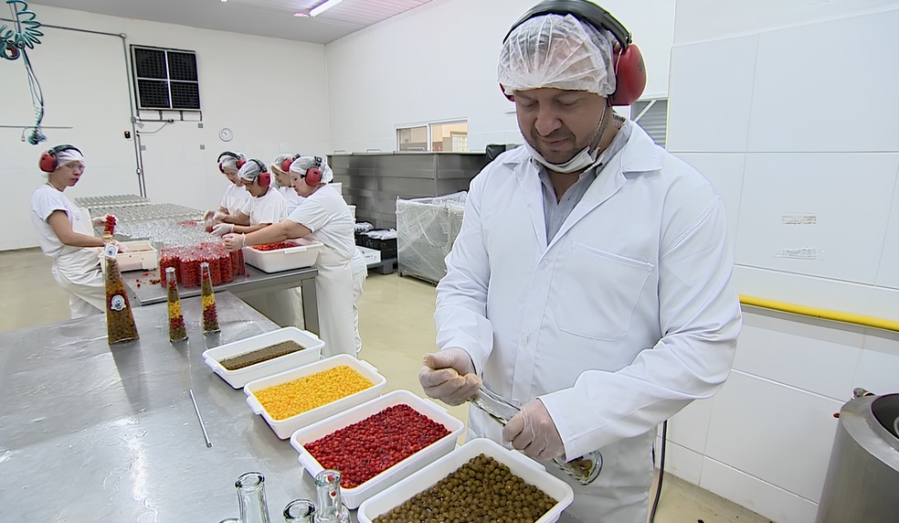 Gustavo Aquino, da Sabor das Índias, participa diretamente do processo de produção dos molhos de pimenta artesanal — Foto: Pegn/ Globo