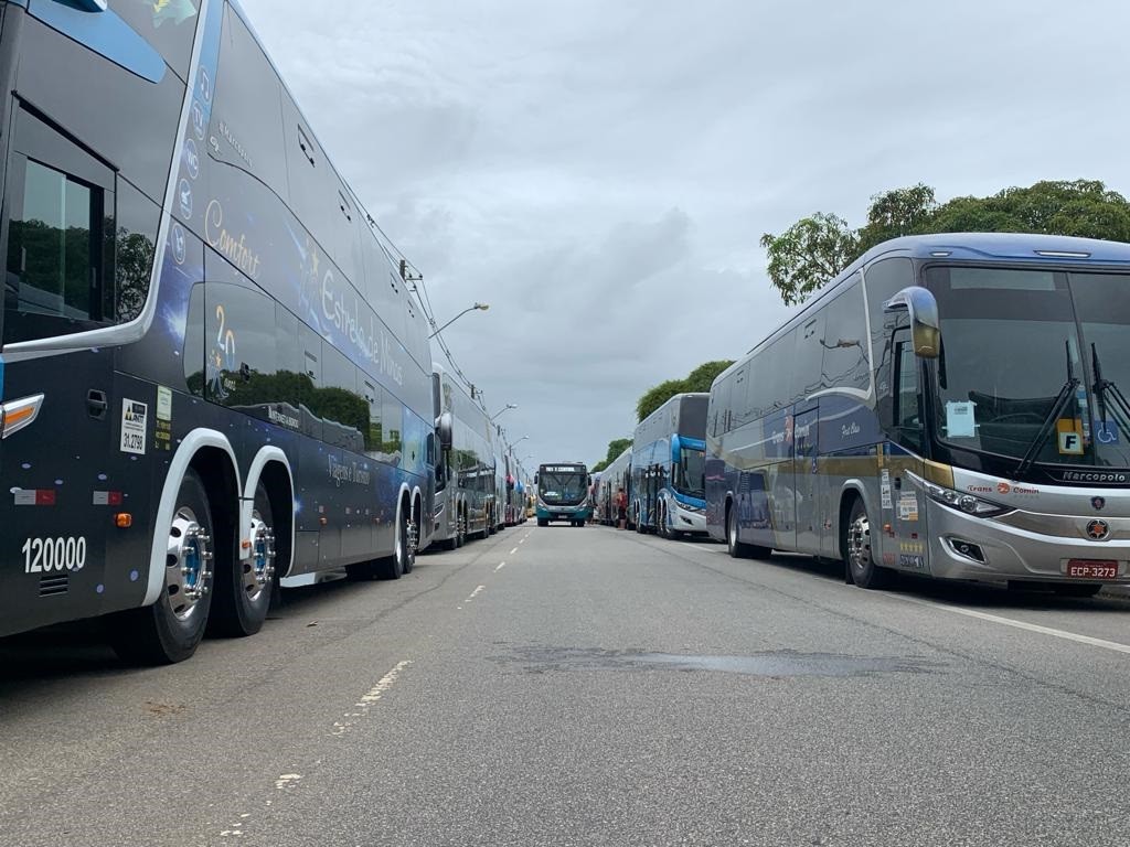 Ônibus de turismo precisam ter permissão para entrar e estacionar em Macaé, no RJ