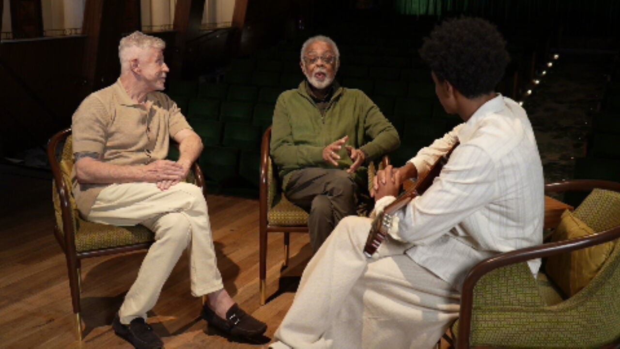 Gilberto Gil conhece ator que vai interpretá-lo e aprova escolha: 'O coração sorriu'; VÍDEO
