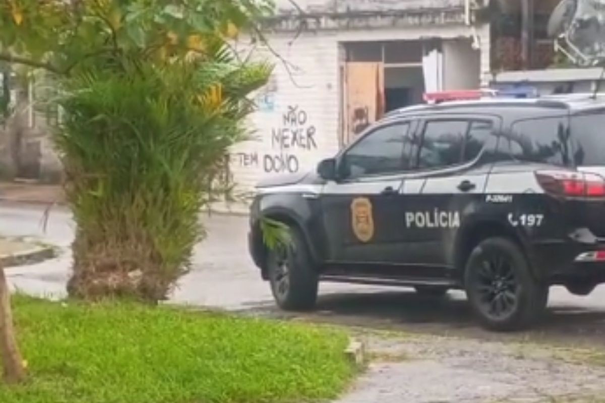 Corpo é encontrado em casa abandonada após vizinhos ouvirem gritos pedindo ajuda; VÍDEO