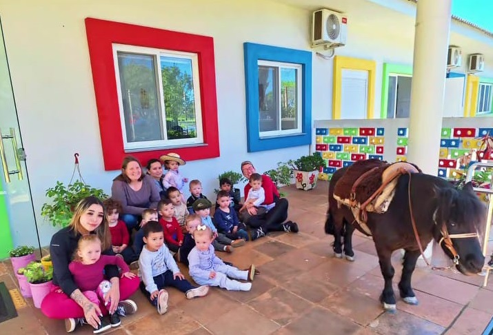 Para celebrar Mês Farroupilha, crianças vão de pônei à escola no RS; VÍDEO