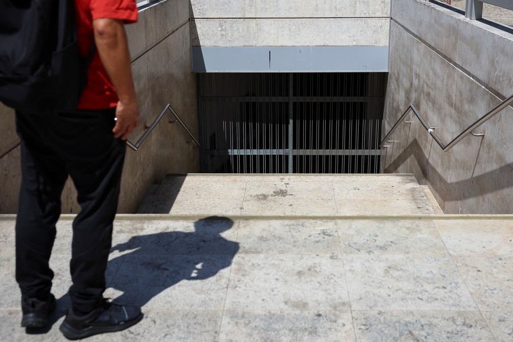 Estação de metrô em Lisboa fechada devido à falta de energia — Foto: REUTERS/Pedro Nunes