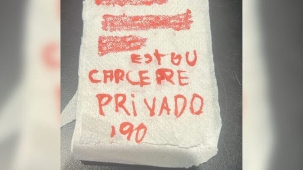 Mulher escreve bilhete em papel higiênico para pedir socorro por violência doméstica em SC — Foto: Polícia Militar/Divulgação