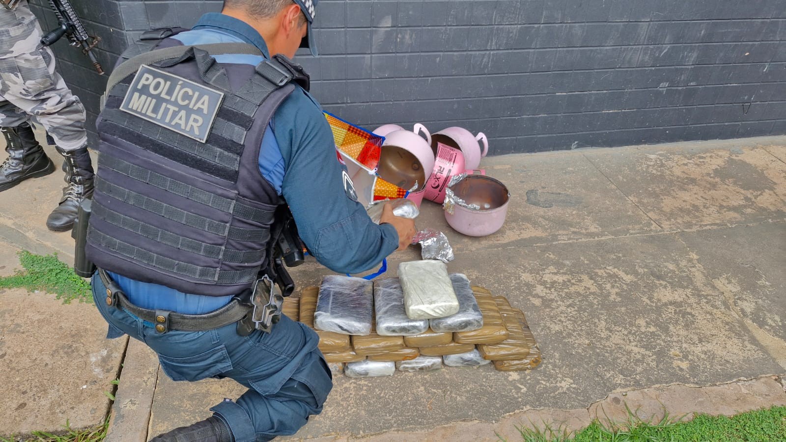 Carga de skunk escondida em botijões é interceptada em Santarém