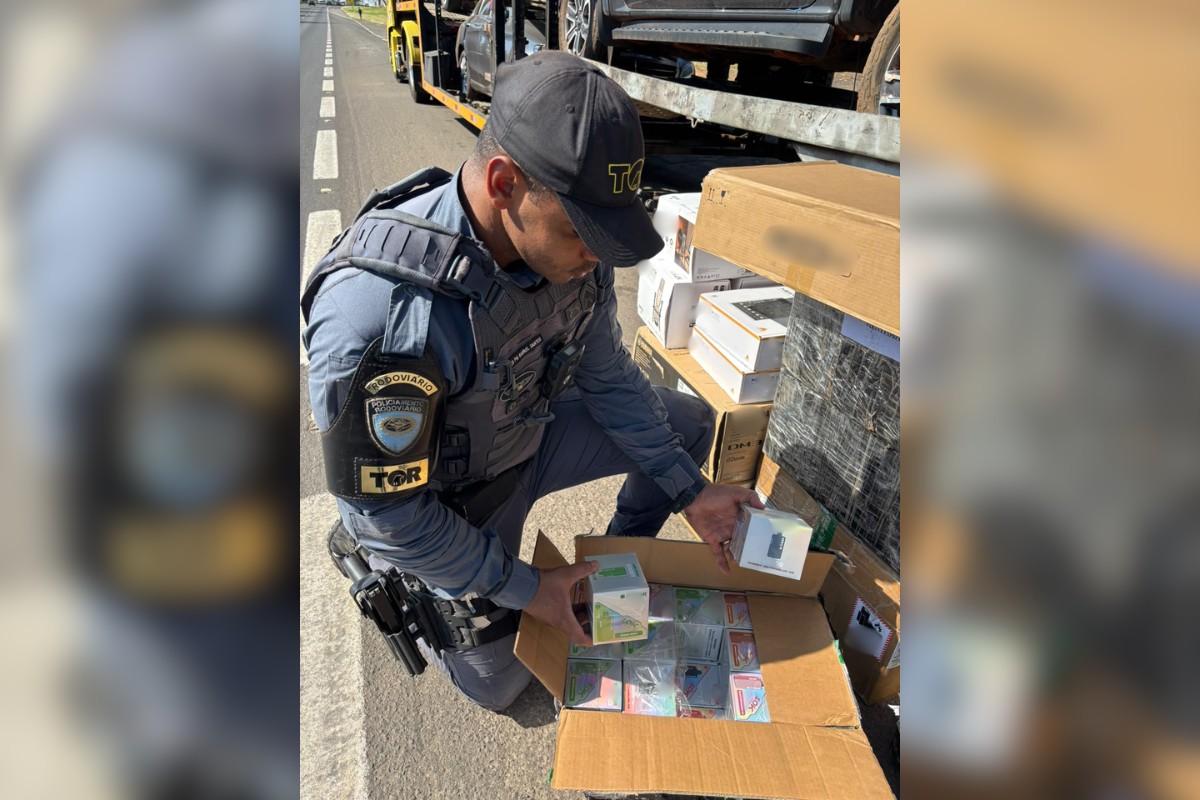 Homem é preso com 3,6 mil cigarros eletrônicos em caminhonete transportada por caminhão-cegonha no interior de SP