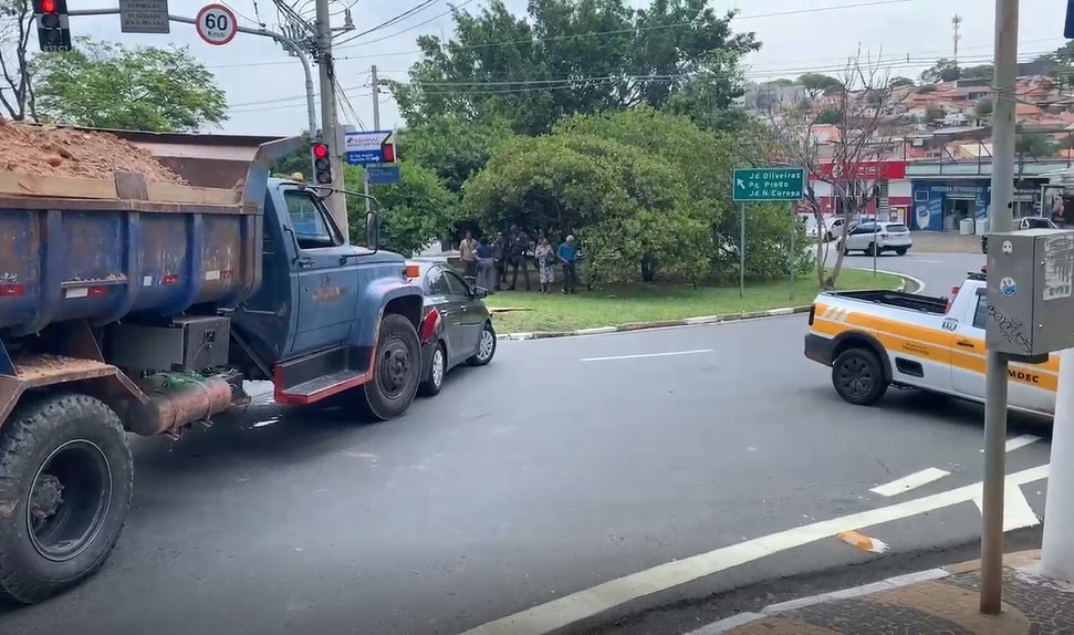 Acidente entre moto, carro e caminhão deixa uma pessoa ferida em Campinas