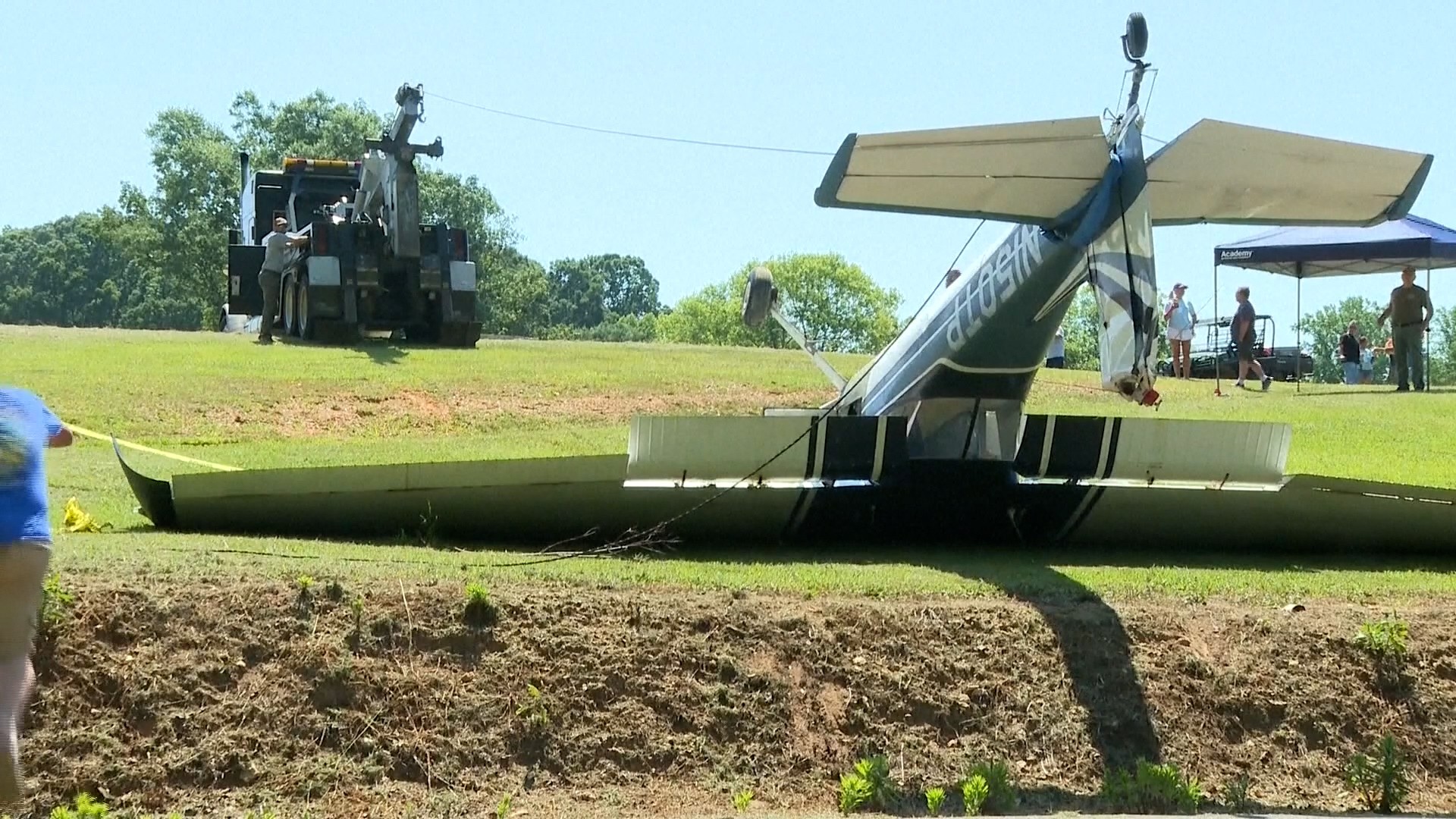 VÍDEO mostra avião capotando ao tentar pousar em jardim nos EUA