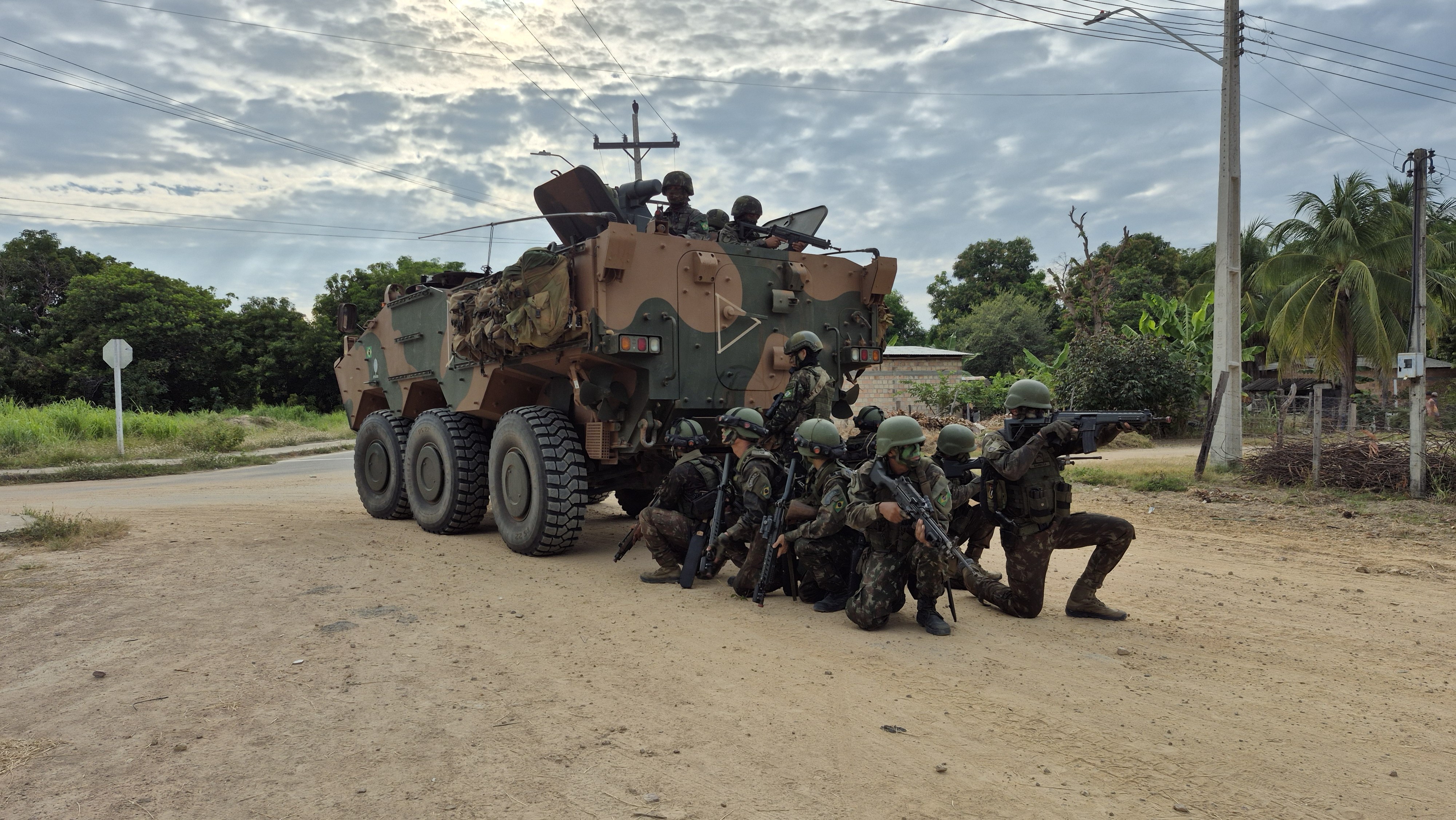 Exército simula guerra na Amazônia em ataque com blindados e sensores inteligentes