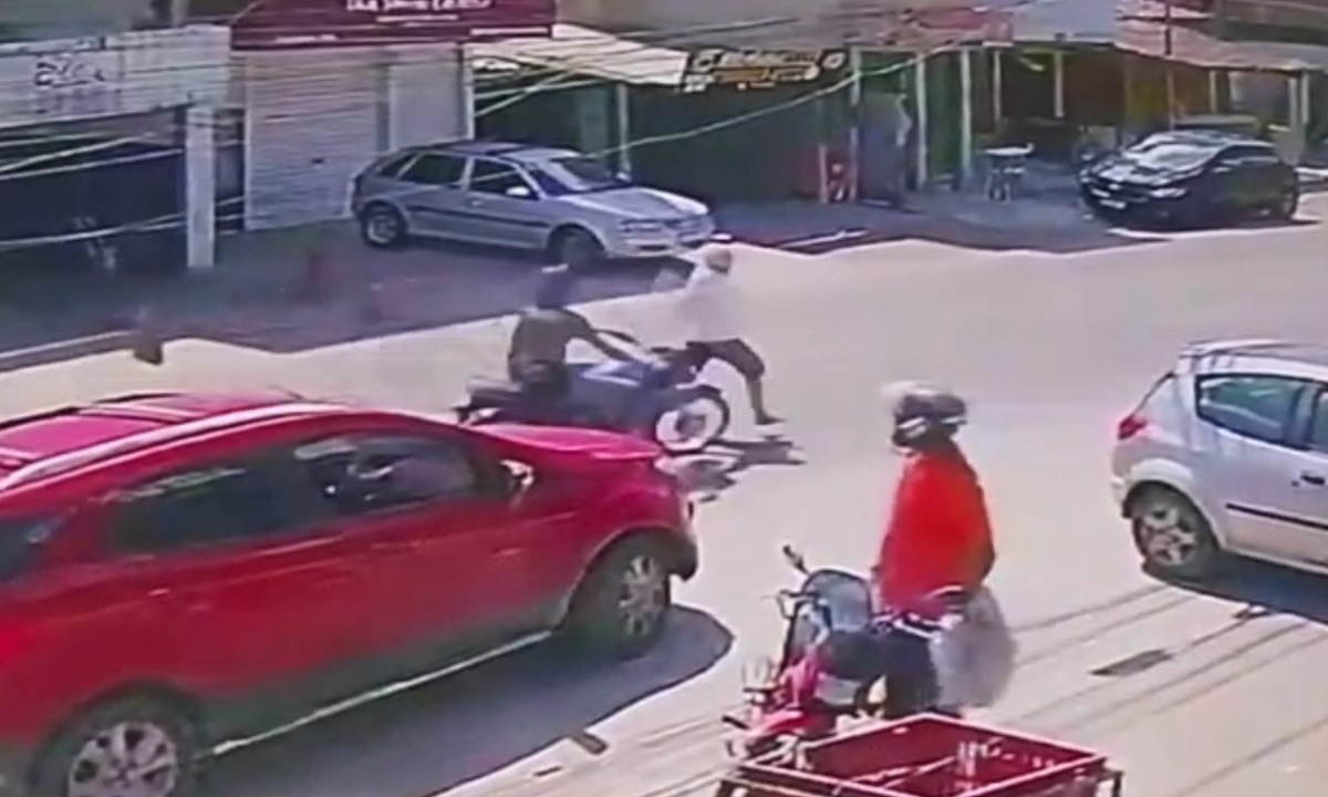 VÍDEO: homem morre após ser atropelado por motocicleta ao tentar atravessar avenida de Feira de Santana