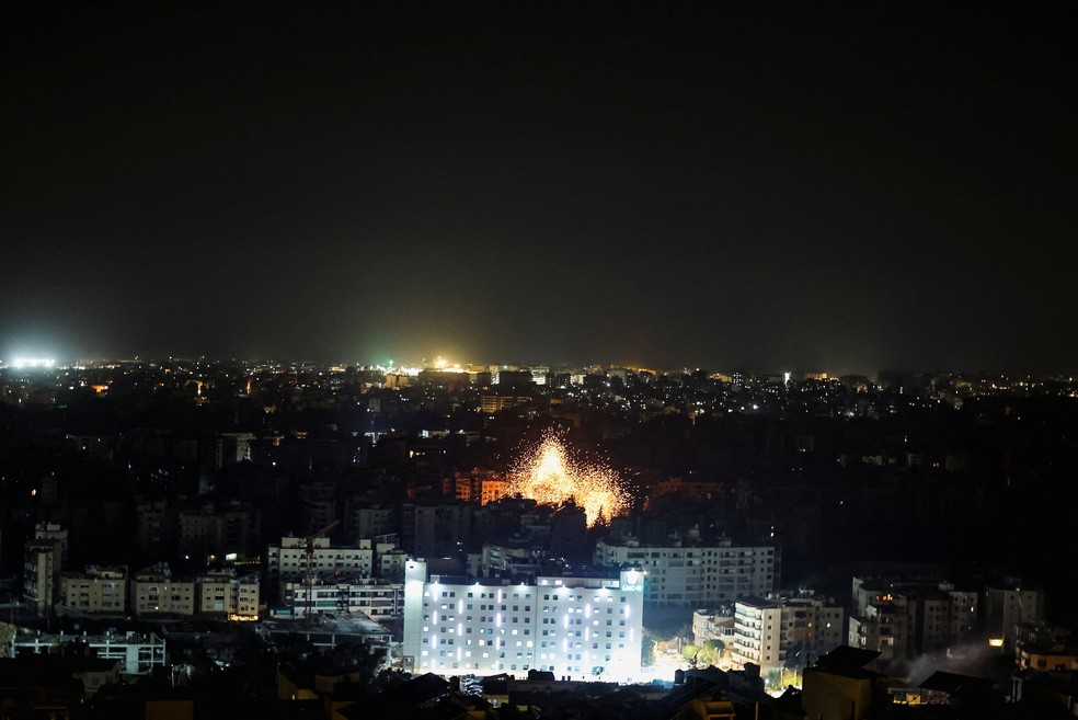 Explosão de destroços em chamas após supostos ataques israelenses nos subúrbios do sul de Beirute , em decorrência de uma escalada entre o Hezbollah e Israel, em meio ao conflito entre EUA e Israel com o Irã, Líbano, 13 de março de 2026. — Foto: REUTERS/Amr Abdallah Dalsh