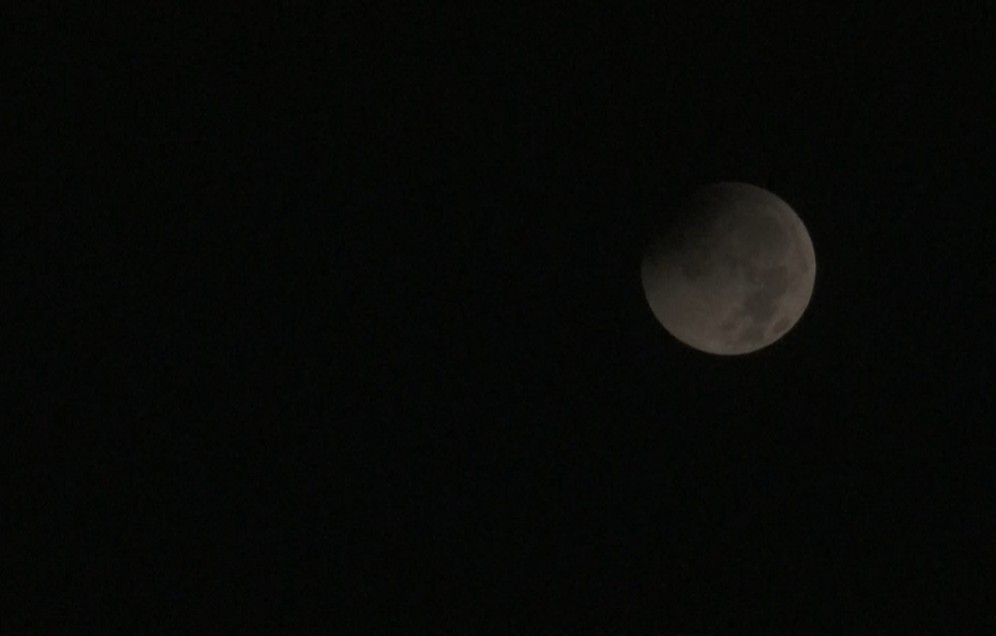 Eclipse lunar entra na fase parcial; SIGA