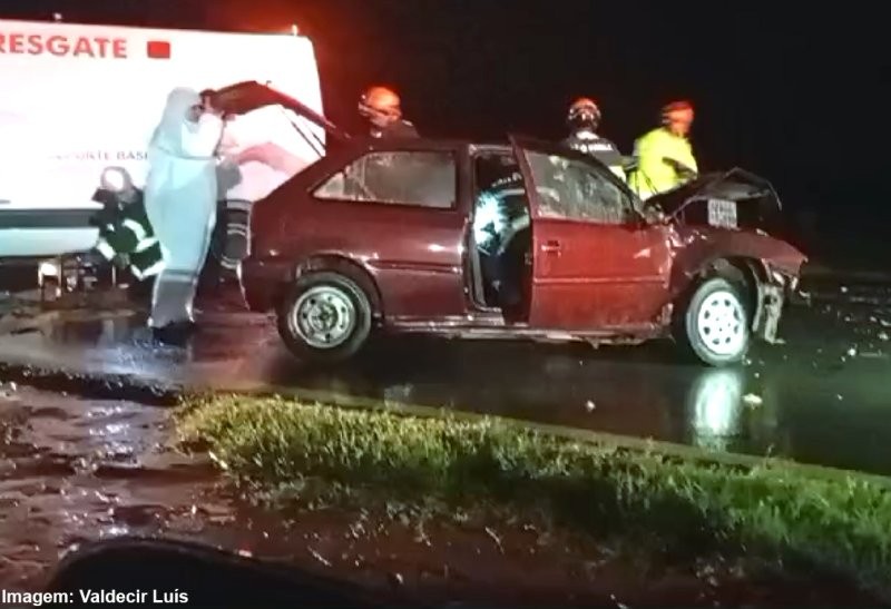 Três pessoas ficam feridas em acidente entre dois veículos na SP-457