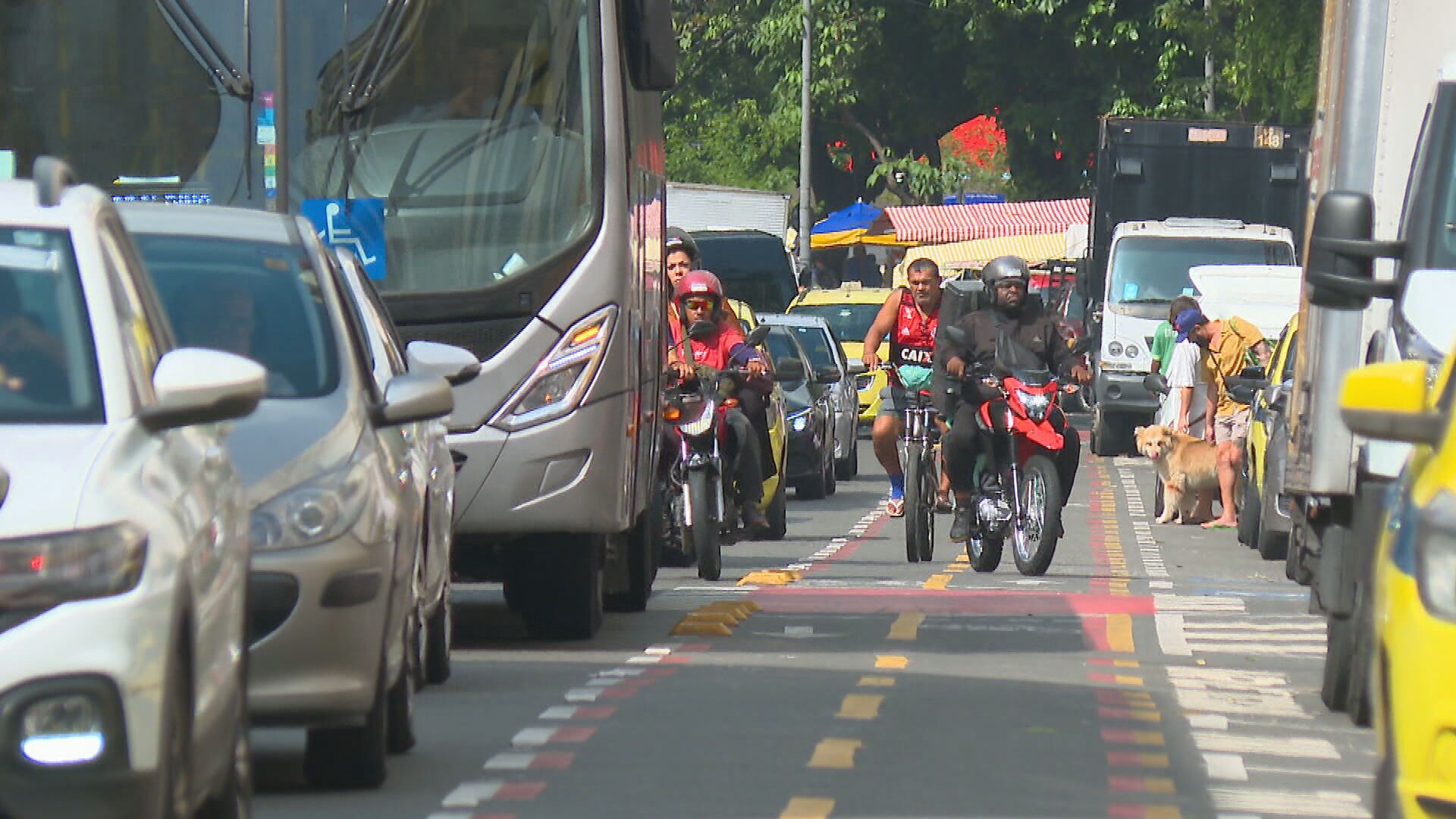 Ciclistas denunciam que motos invadem faixa exclusiva para bicicletas na Zona Sul do Rio