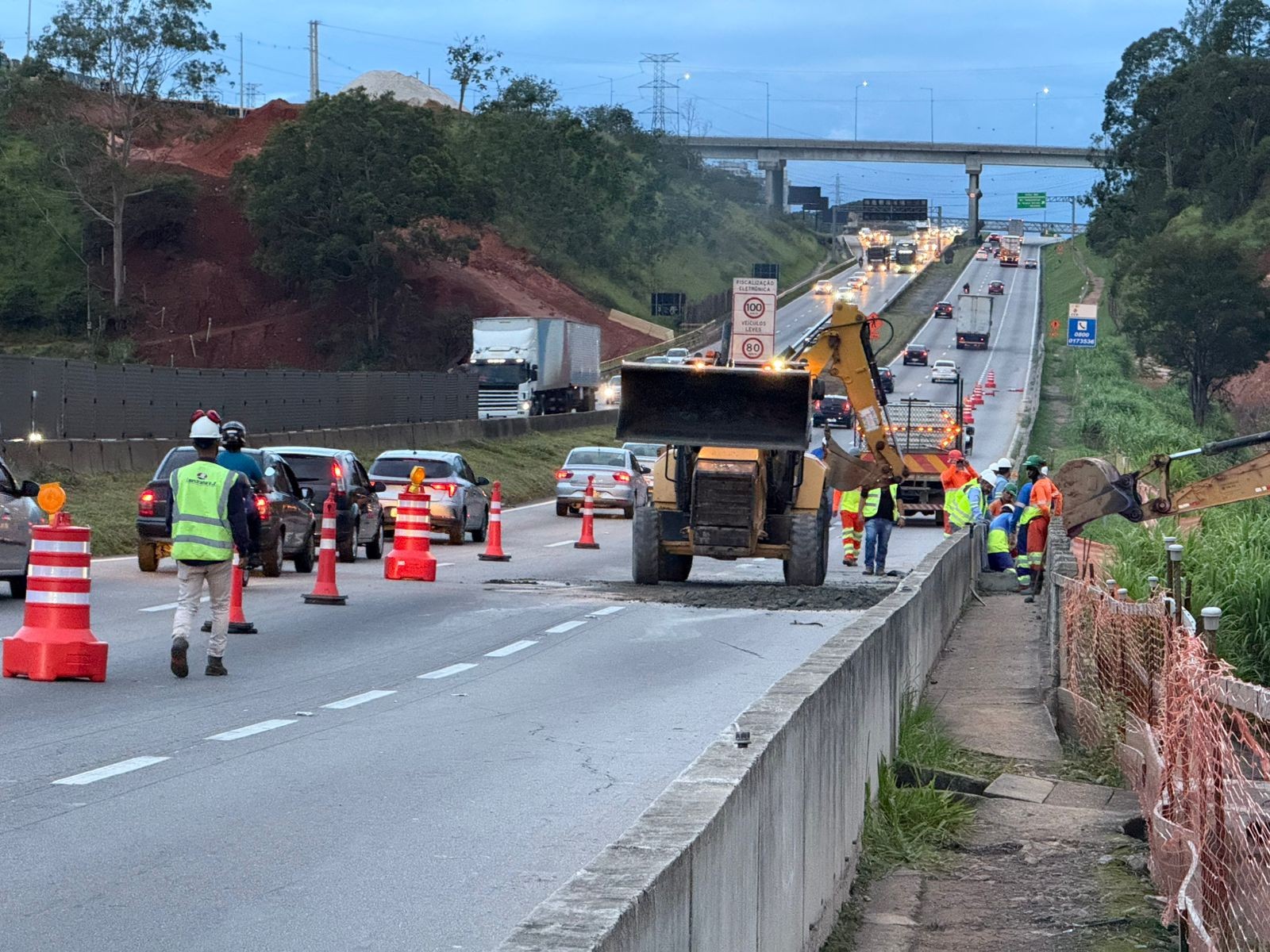 Chuva causa erosão e Via Dutra tem trecho interditado, em São José dos Campos