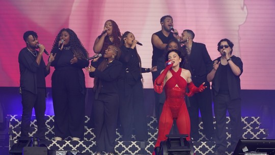 Priscilla vai de Tim Maia a Bruno Mars em show divertido no The Town 2025 - Cantora dividiu o palco com Luccas Carlos e coral potente, além de exibir seu potente gogó do início ao fim da apresentação.
