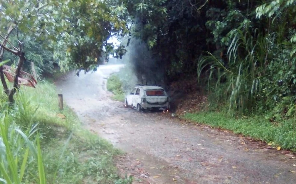 Segundo a Polícia Civil, grupo coagia funcionários de empresas de internet e carro chegou a ser queimado pelos criminosos em março — Foto: Reprodução redes sociais