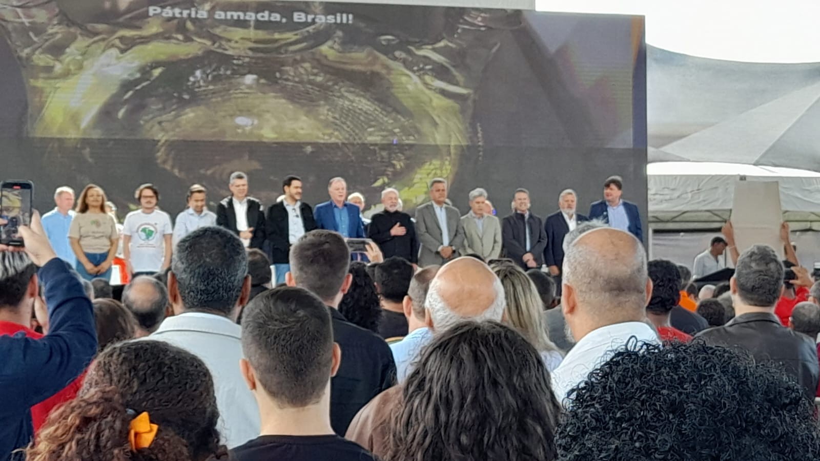 Lula chega a Linhares para anúncio sobre recuperação do Rio Doce