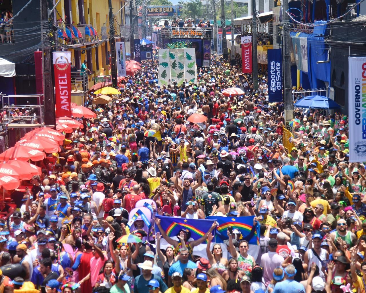Com duelos de frevo, fogos de artifício e misturas de ritmos, Galo da Madrugada arrasta multidão no maior bloco de rua do mundo