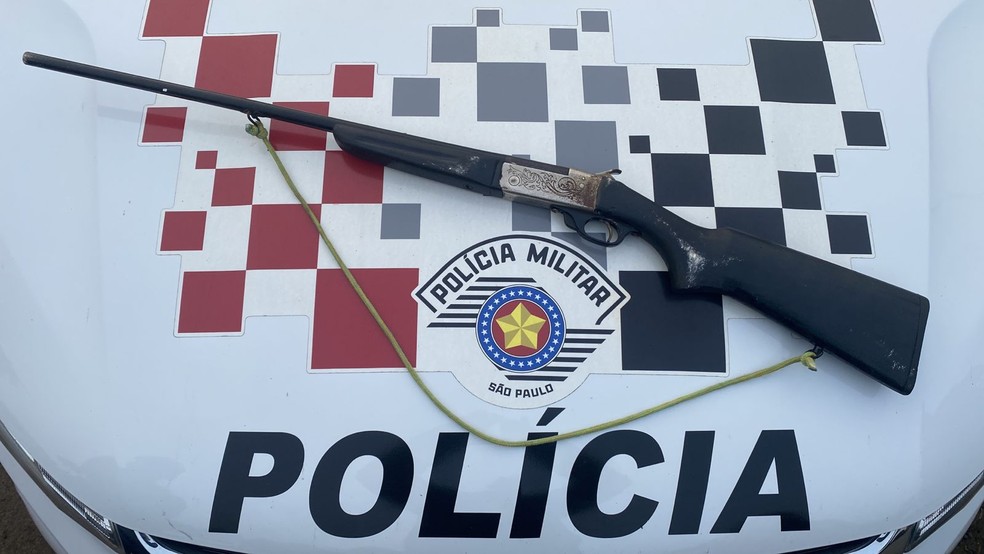 Espingarda apreendida em Pirassununga (SP) durante operação das polícias Civil e Militar — Foto: Polícia Militar/Divulgação