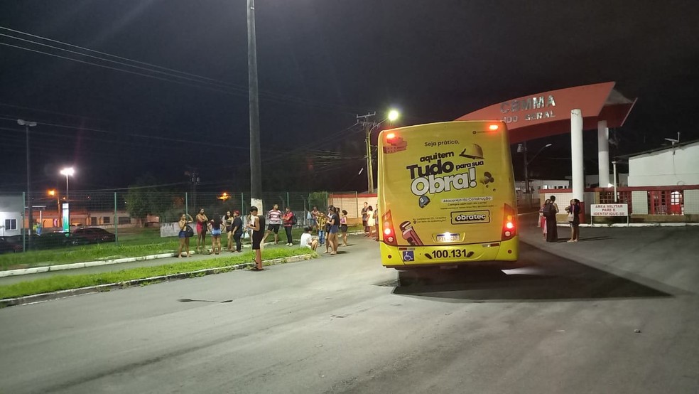 Passageiro fica ferido durante assalto a ônibus na Avenida dos Portugueses, em São Luís — Foto: Reprodução/Redes Sociais