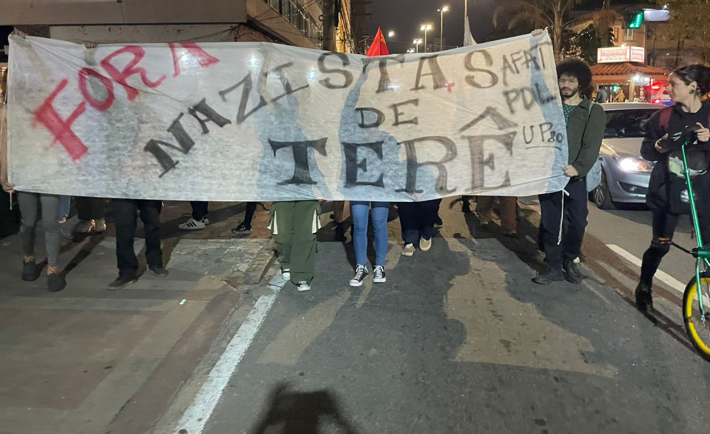 Manifestantes fazem ato em Teresópolis após mulher trans ser esfaqueada e ter pulmão perfurado