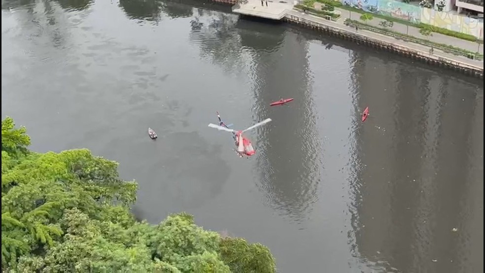Caiaques, barcos de pesca, botes e helicóptero buscam por remador desaparecido no Rio Capibaribe — Foto: Reprodução/TV Globo