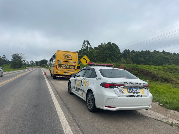 Homem é morto a tiros durante confronto com a polícia após roubar ônibus escolar e render monitor em Piedade — Foto: Diogo Nolasco/TV TEM