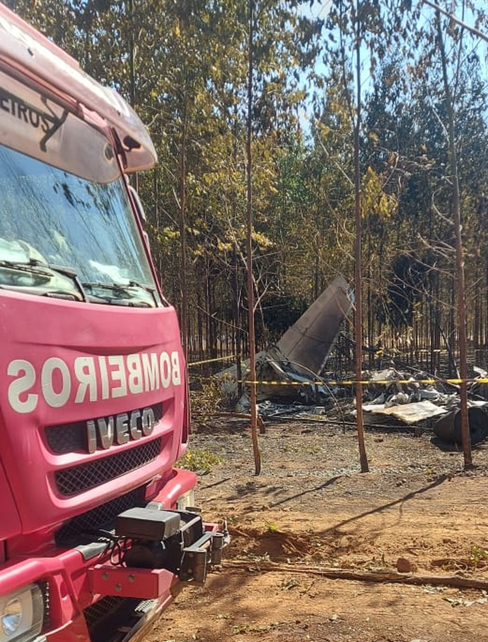 Duas pessoas morreram após um jatinho particular cair em Matupá — Foto: Corpo de Bombeiros