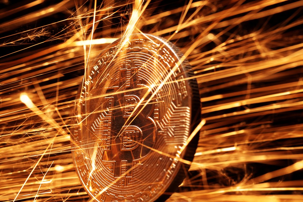 Ilustração mostra representação de bitcoin. — Foto: Dado Ruvic/ Reuters