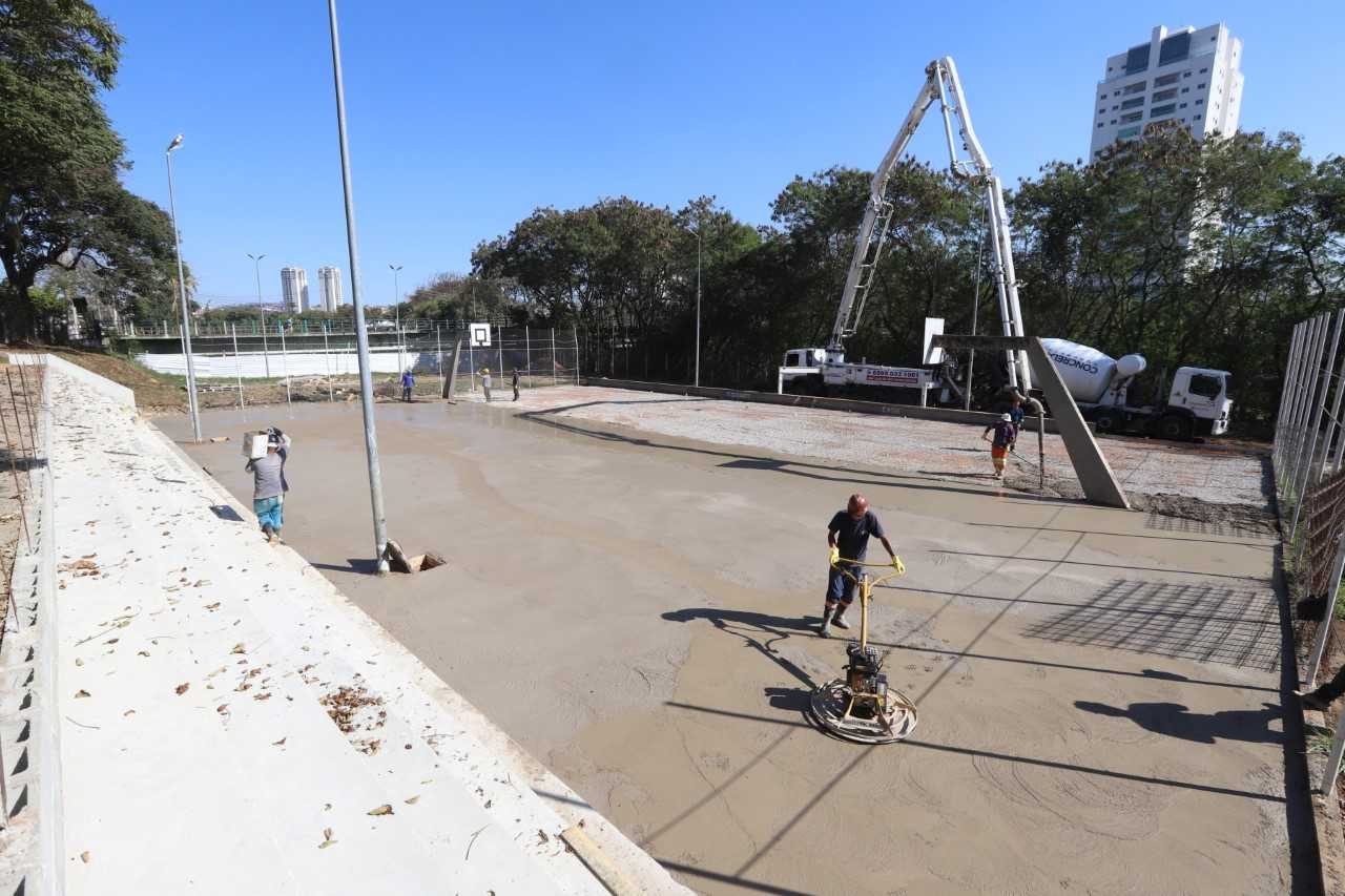 Obras da Prainha Beira-Rio avançam com concretagem de quadra e arquibancada