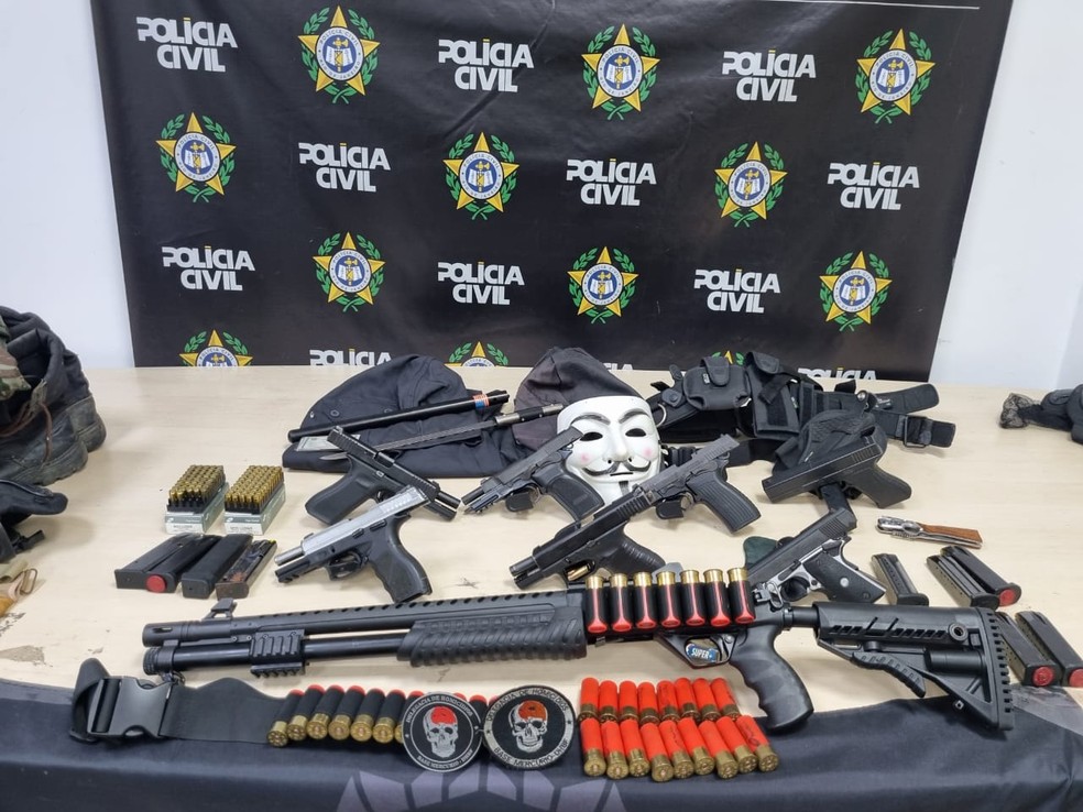 Polícia prendeu suspeitos de integrar milícia e apreendeu armas e outros itens — Foto: Reprodução