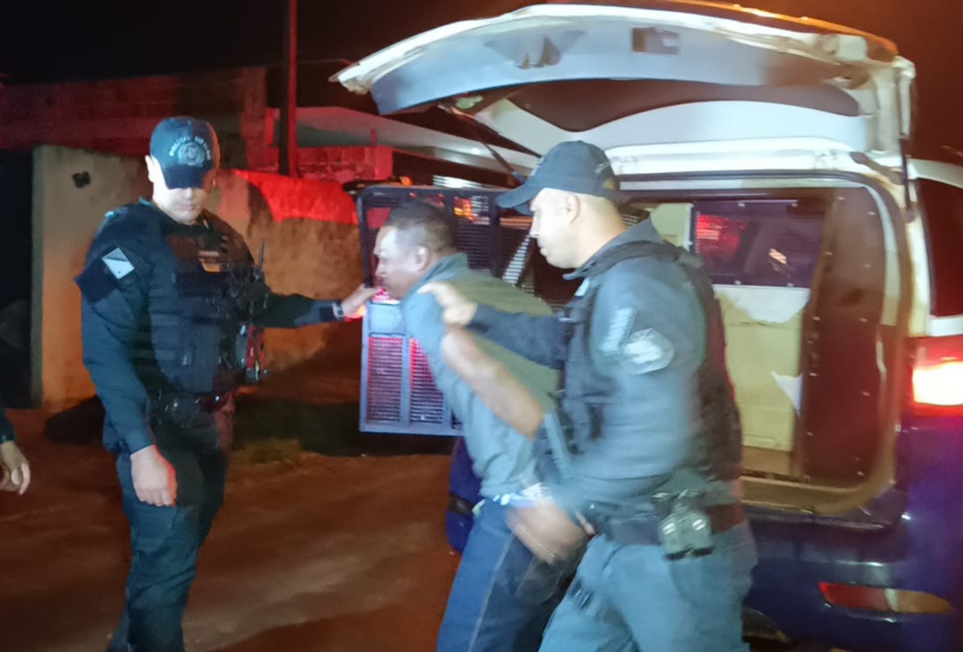 Mulher é morta com 23 facadas em MS; marido é preso escondido na casa da mãe