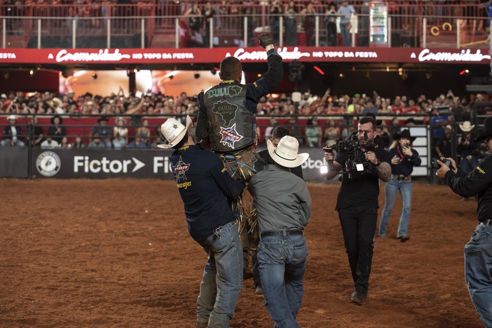 Gustavo Silva, campeão da PBR Brazil 2025, sai carregado pelos peões ao conquistar título na Festa do Peão de Barretos 2025 — Foto: Ricardo Nasi/g1