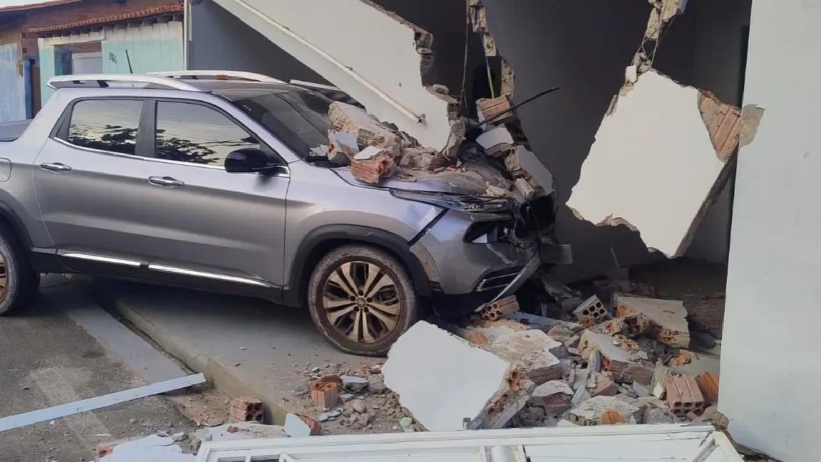 Carro perde o controle e atinge casa de vice-prefeito de cidade do Piauí; veículo é de secretária, segundo a polícia