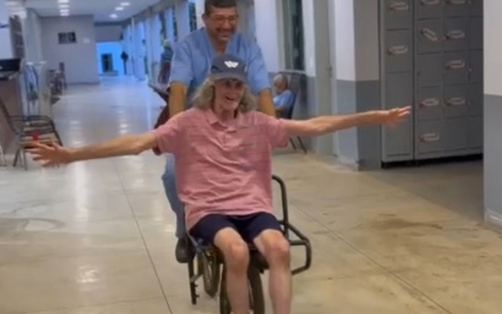 Abrigo emociona ao realizar desejo de idoso de voltar a andar de bicicleta: ‘Significado de amor ao próximo’