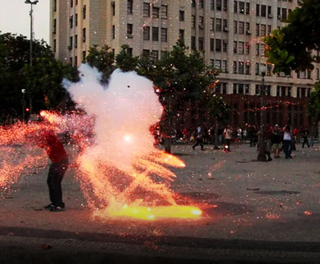 Sequência de fotos do momento em que o cinegrafista Santiago Andrade é atingido por um rojão durante protesto no Rio rendeu prêmio a fotógrafo d'O Globo