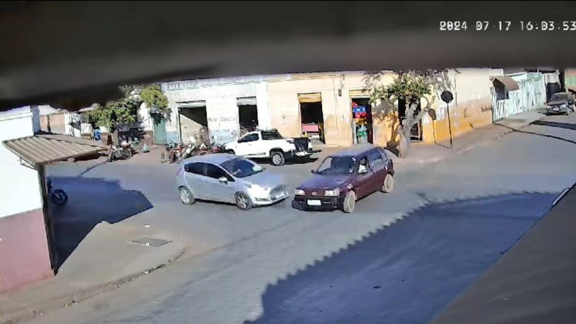 Carros batem e atingem pedestre em cruzamento em MG; veja o vídeo da batida