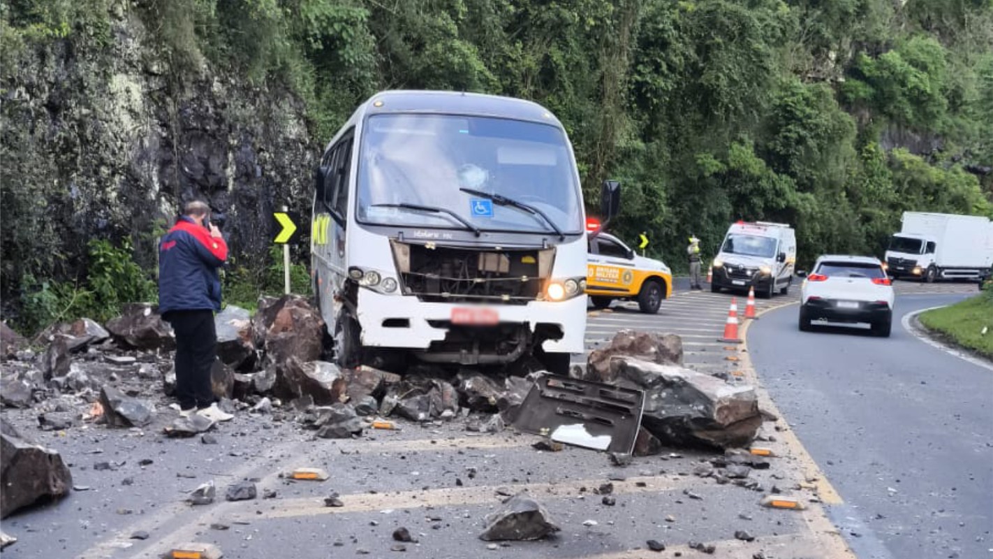 Queda de barreira derruba pedras e atinge micro-ônibus na ERS-115, na Serra Gaúcha