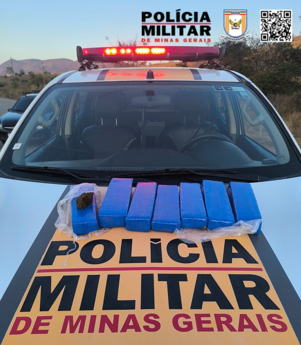 Barras de maconha apreendidas na MGC-381 — Foto: PMRv
