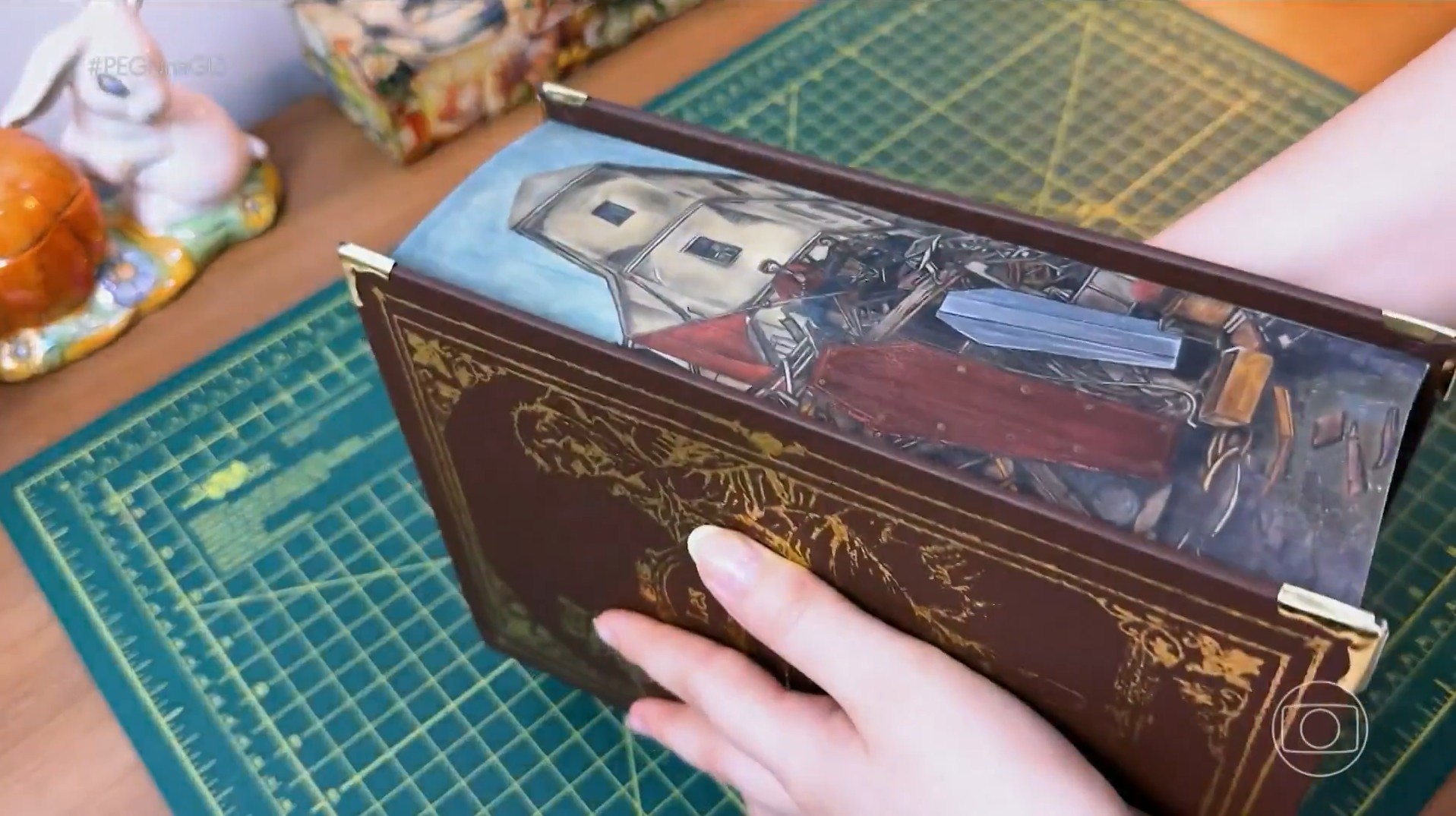 Artista viraliza ao transformar livros em obras de arte; negócio tem lista de espera de 13 mil pessoas