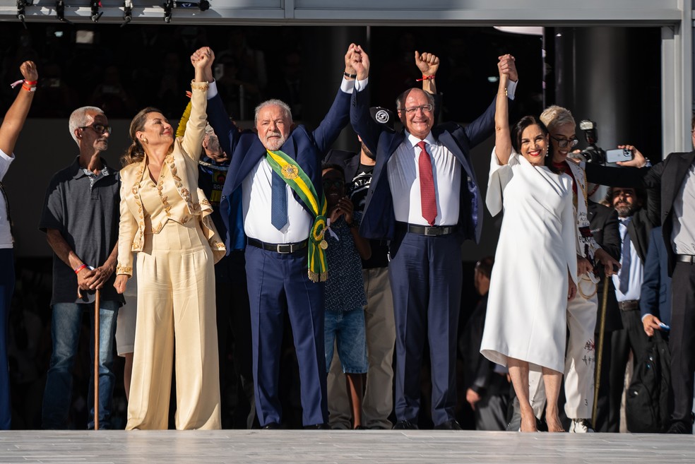 Lula e Alckmin erguem os braços com Janja e Lu no topo da rampa do Palácio do Planalto, após o presidente receber a faixa em Brasília — Foto: Fábio Tito/g1