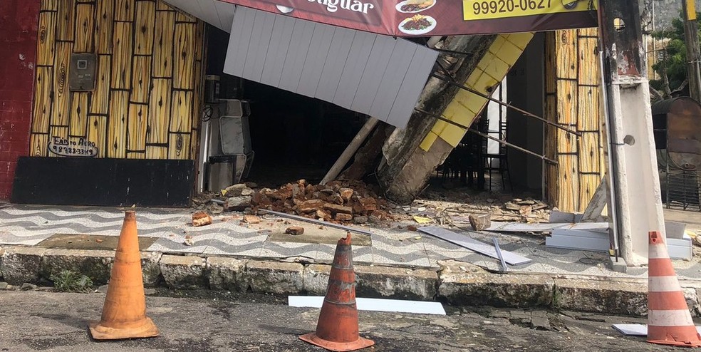 Parte do teto de um restaurante desabou na manhã desta sexta-feira (7) em Natal — Foto: Layssa Vilela/Inter TV Cabugi